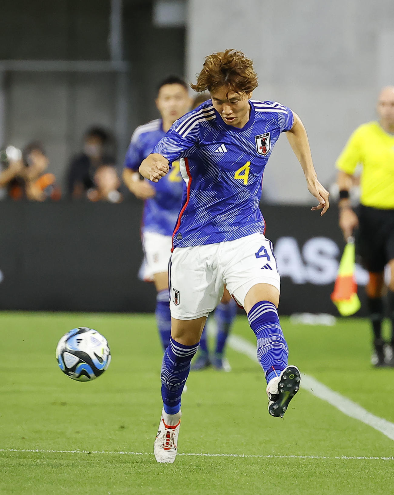 日本対チュニジア　前半、パスを出す板倉（撮影・藤尾明華）