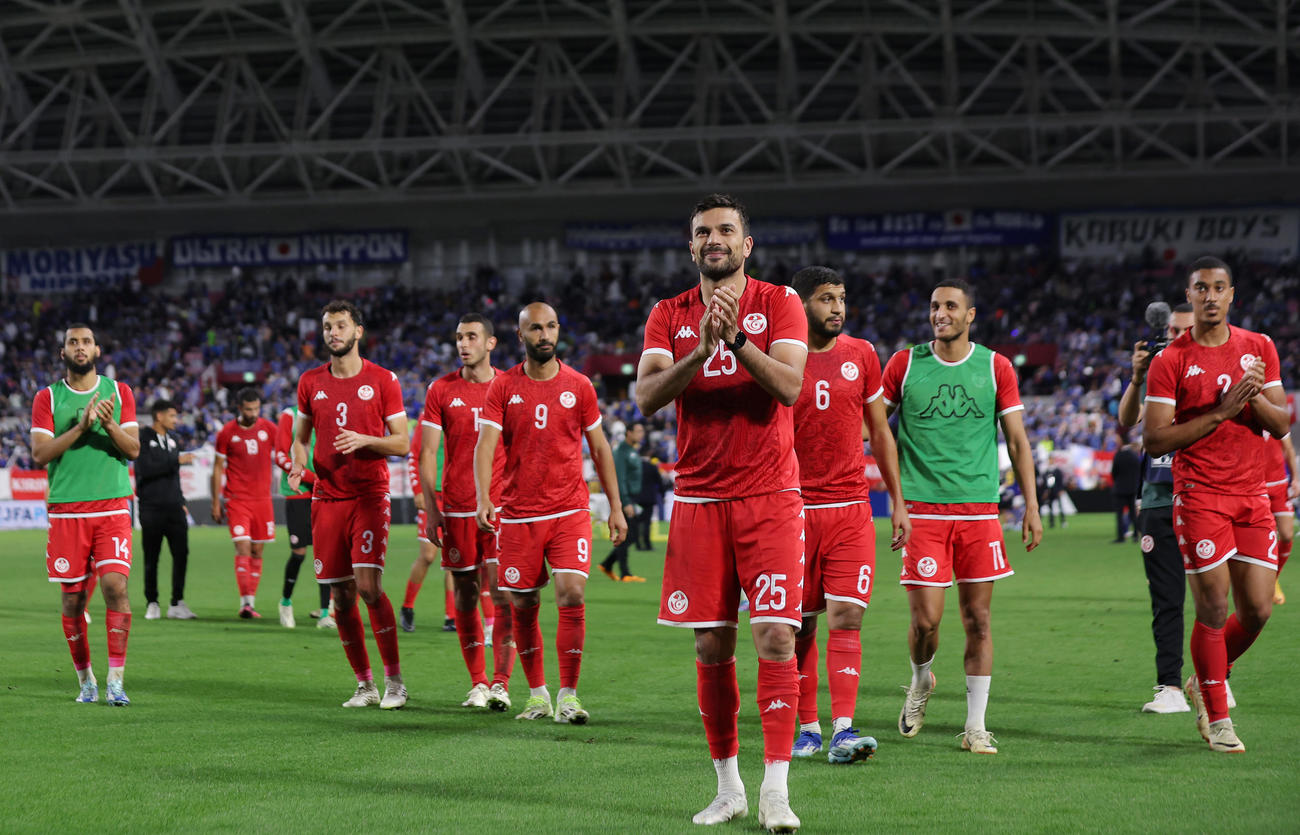 日本対チュニジア　日本に敗れ、サポーターにあいさつするチュニジアの選手たち（撮影・前田充）