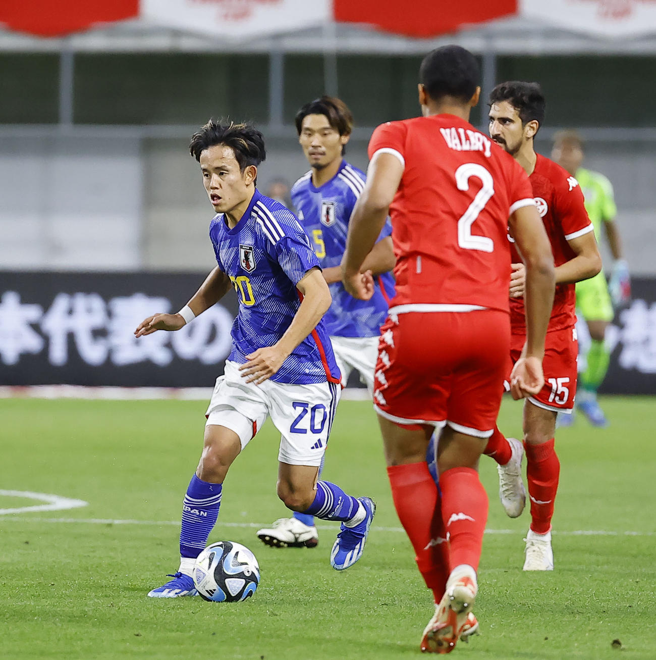日本対チュニジア　後半、ドリブルで攻め込む久保（撮影・藤尾明華）