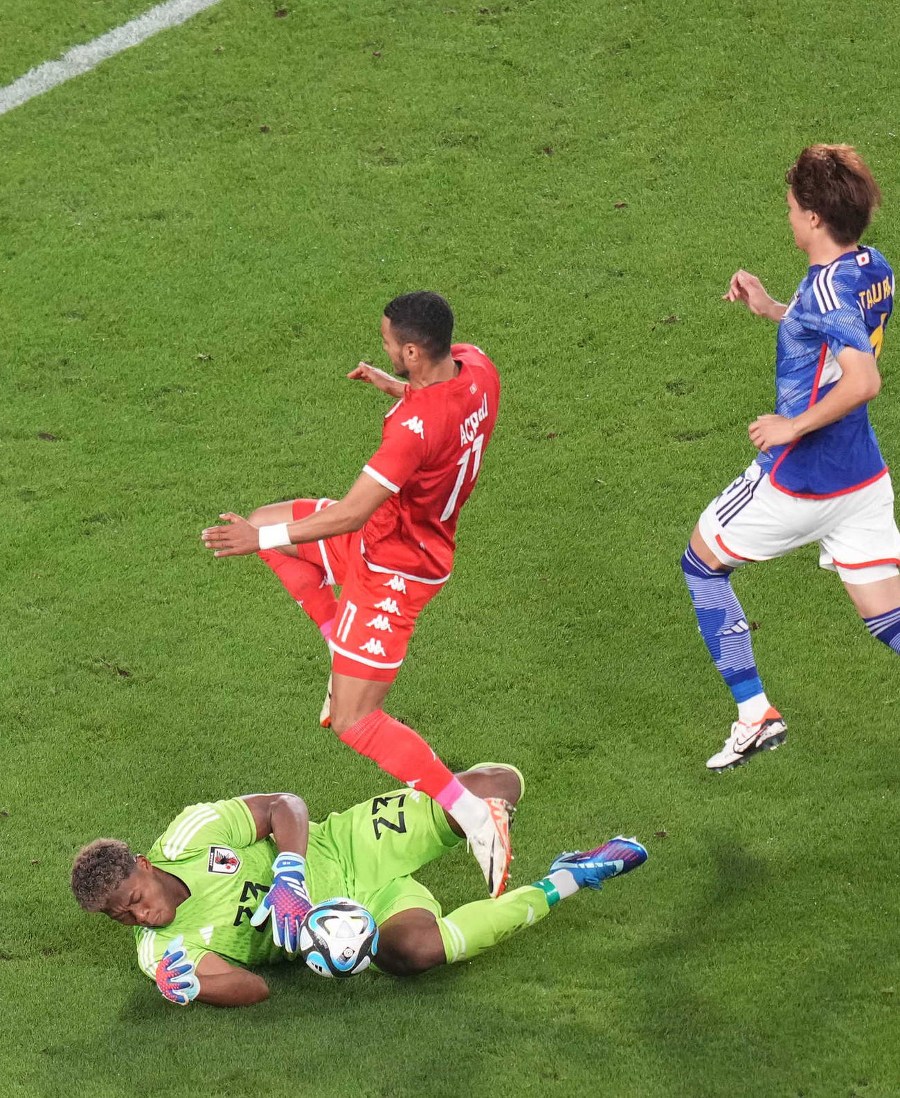 日本対チュニジア　後半、好守を見せるGK鈴木（左）（撮影・狩俣裕三）