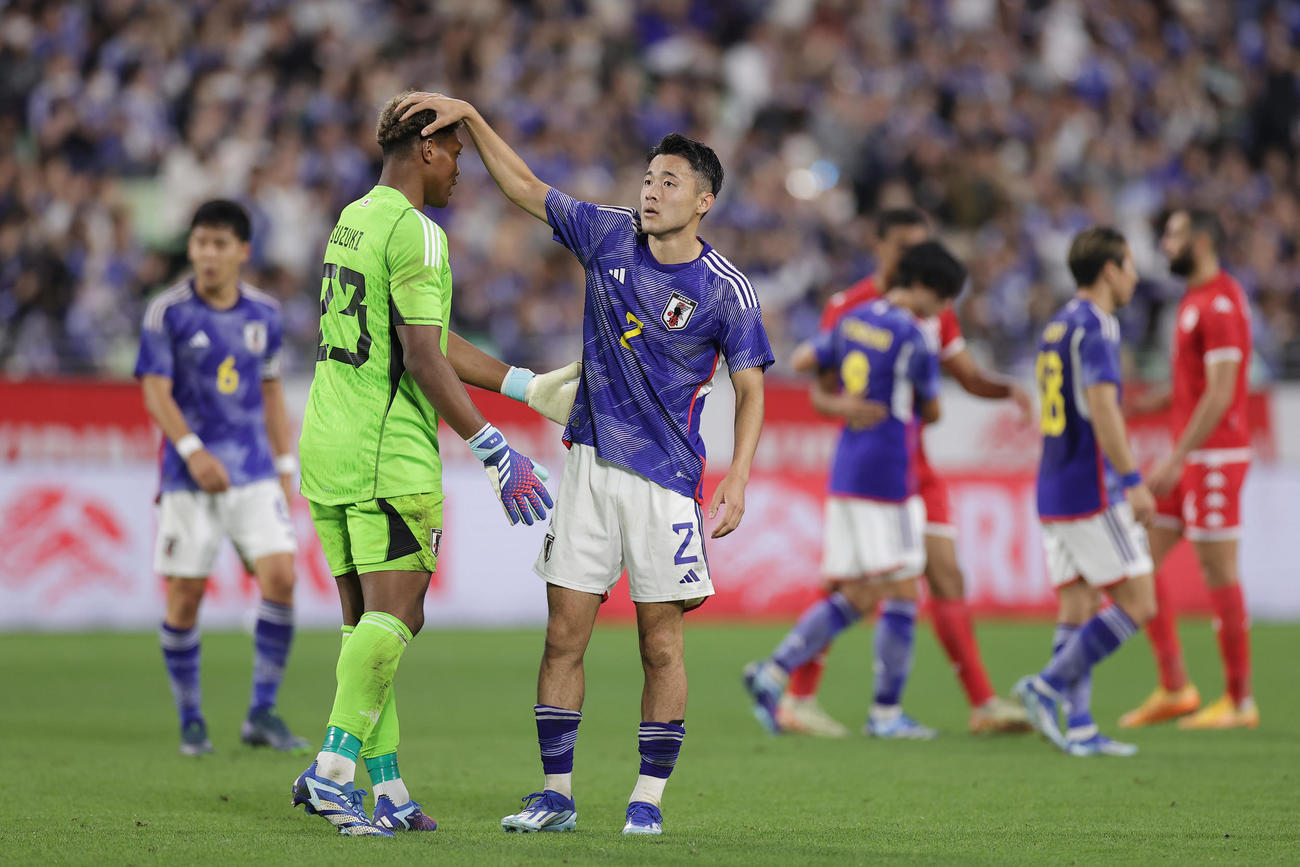 日本対チュニジア　試合後、勝利を喜ぶ菅原（右）とGK鈴木（撮影・前田充）