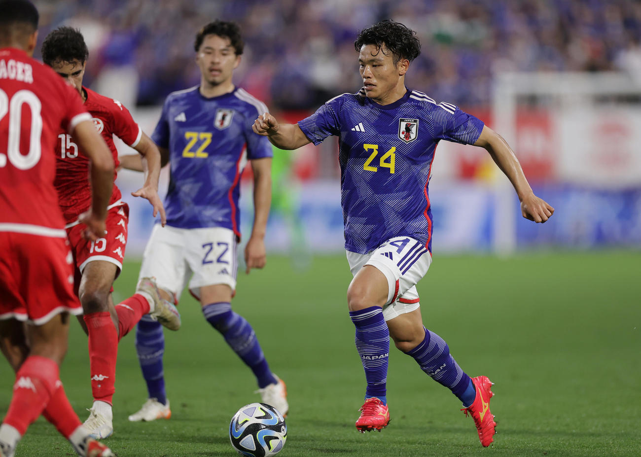 日本対チュニジア　前半、ドリブルする旗手（右）（撮影・前田充）