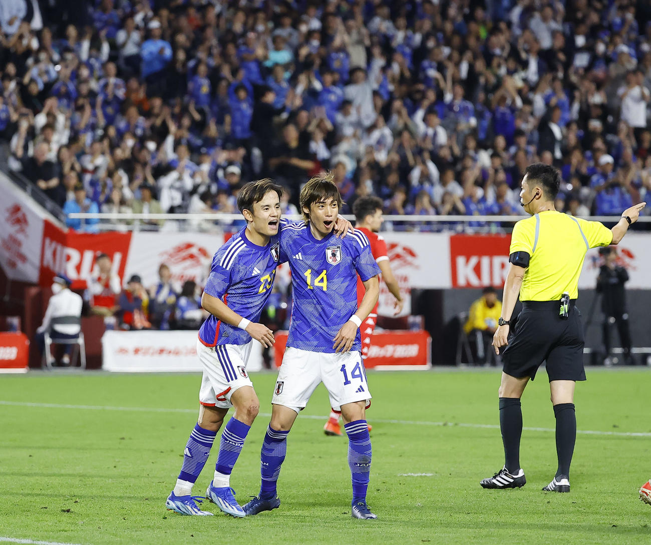 日本対チュニジア　後半、ゴールを決めた伊東（右）はアシストの久保と喜ぶ（撮影・藤尾明華）