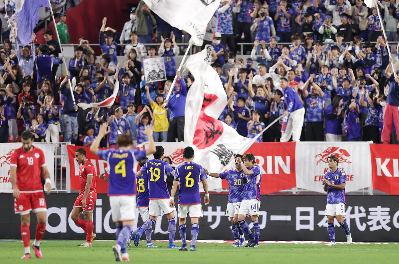 日本対チュニジア　後半、ゴールを決め喜ぶ伊東（右から2人目）。同3人目はアシストした久保（撮影・前田充）