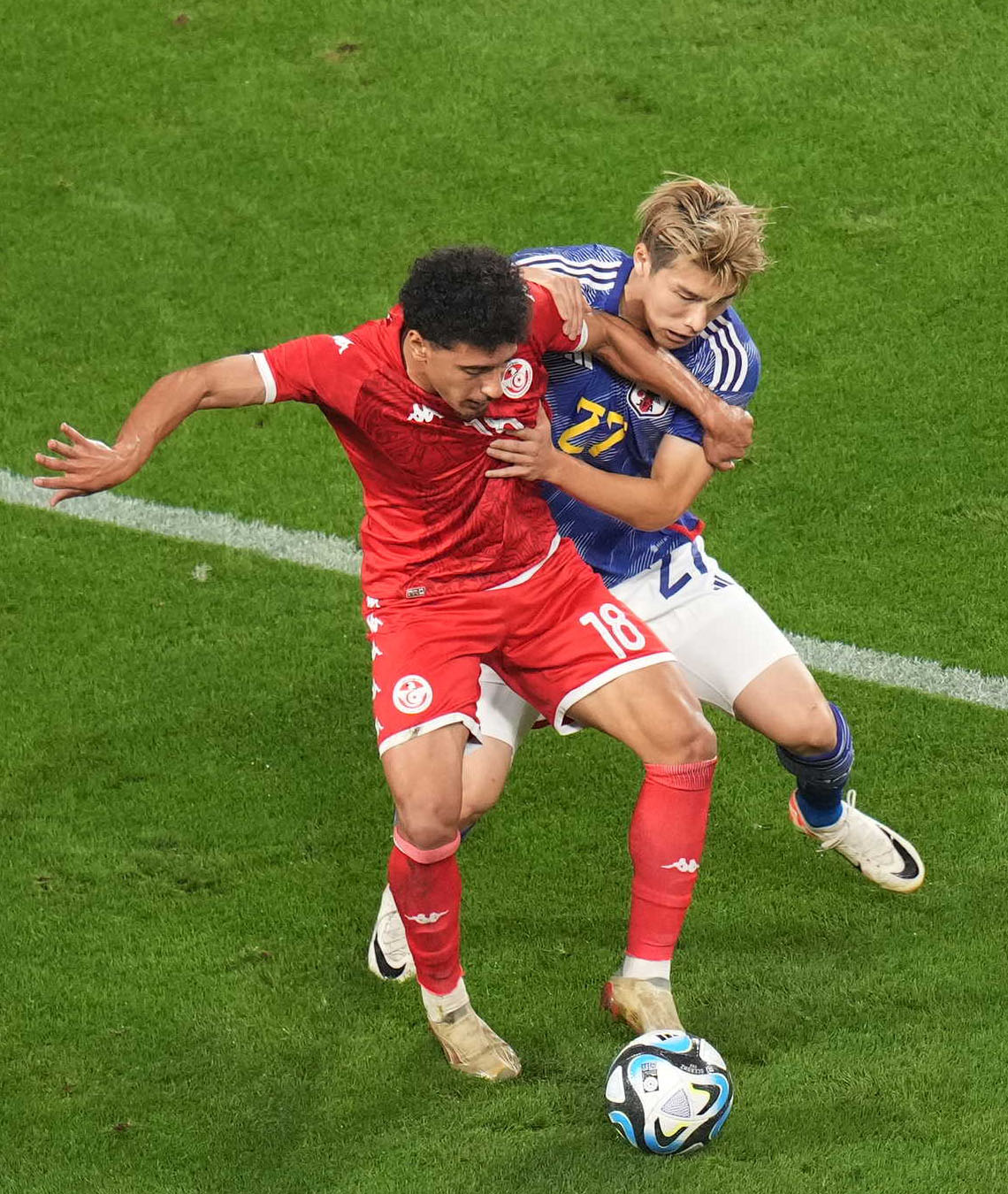 日本対チュニジア　後半、レタイエフ（手前）を激しくマークする橋岡（撮影・狩俣裕三）