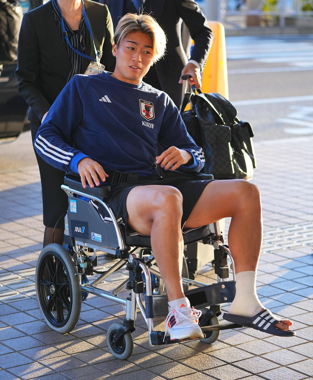 10月13日のカナダ戦で左足を負傷した中村は松葉づえから車いすに乗り換えて移動（23年10月14日撮影）