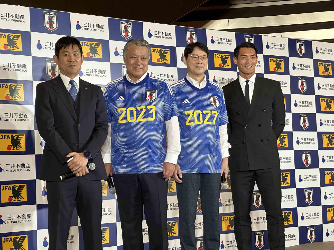 三井不動産とのパートナー契約セレモニーに出席した（左から）日本代表の森保監督、日本サッカー協会の田嶋会長、三井不動産の植田社長、元日本代表の槙野氏