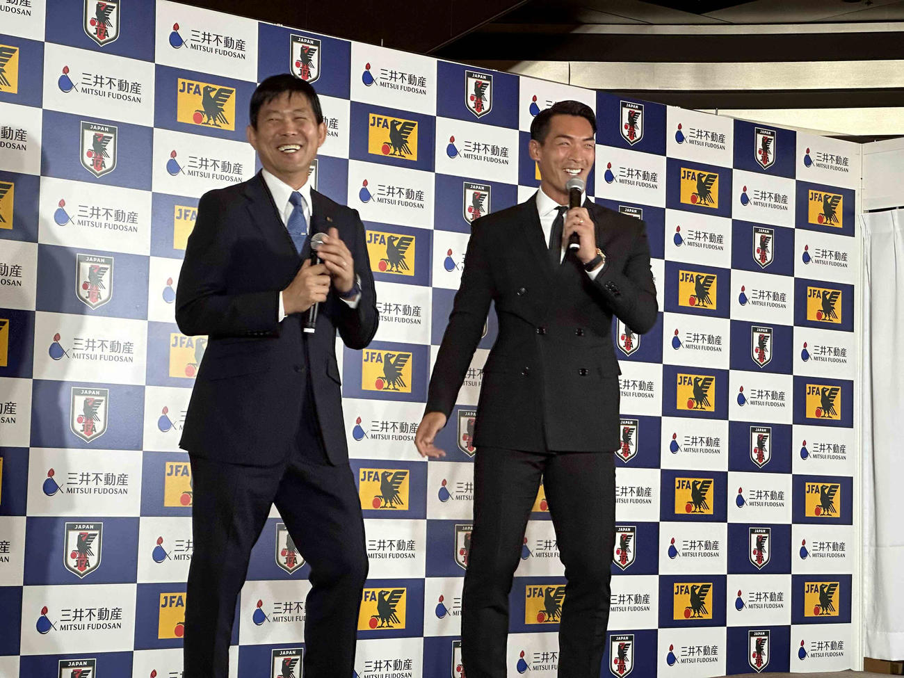 三井不動産とのパートナー契約セレモニーに出席し、笑顔を見せる（左から）日本代表の森保監督、元日本代表の槙野氏