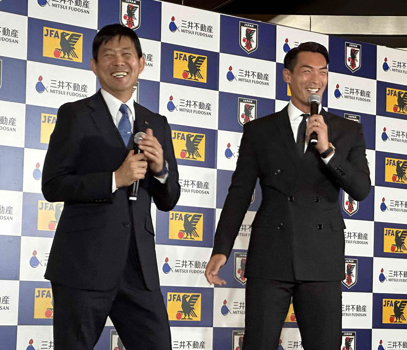 三井不動産とのパートナー契約セレモニーに出席し、笑顔を見せる日本代表の森保監督（左）と元日本代表の槙野氏