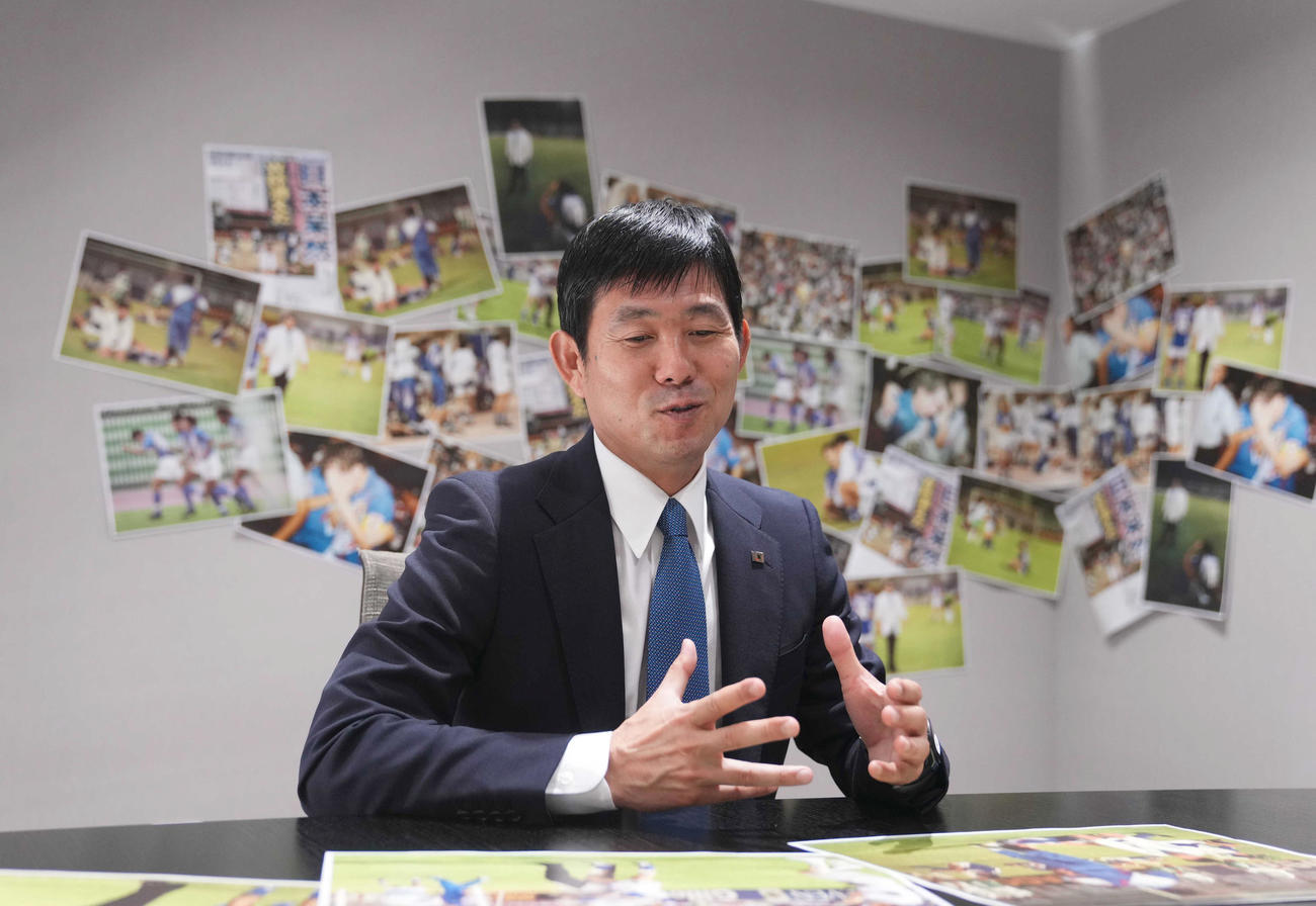ドーハの悲劇から30年。当時の写真を見ながら振り返る日本代表の森保監督（撮影・狩俣裕三）