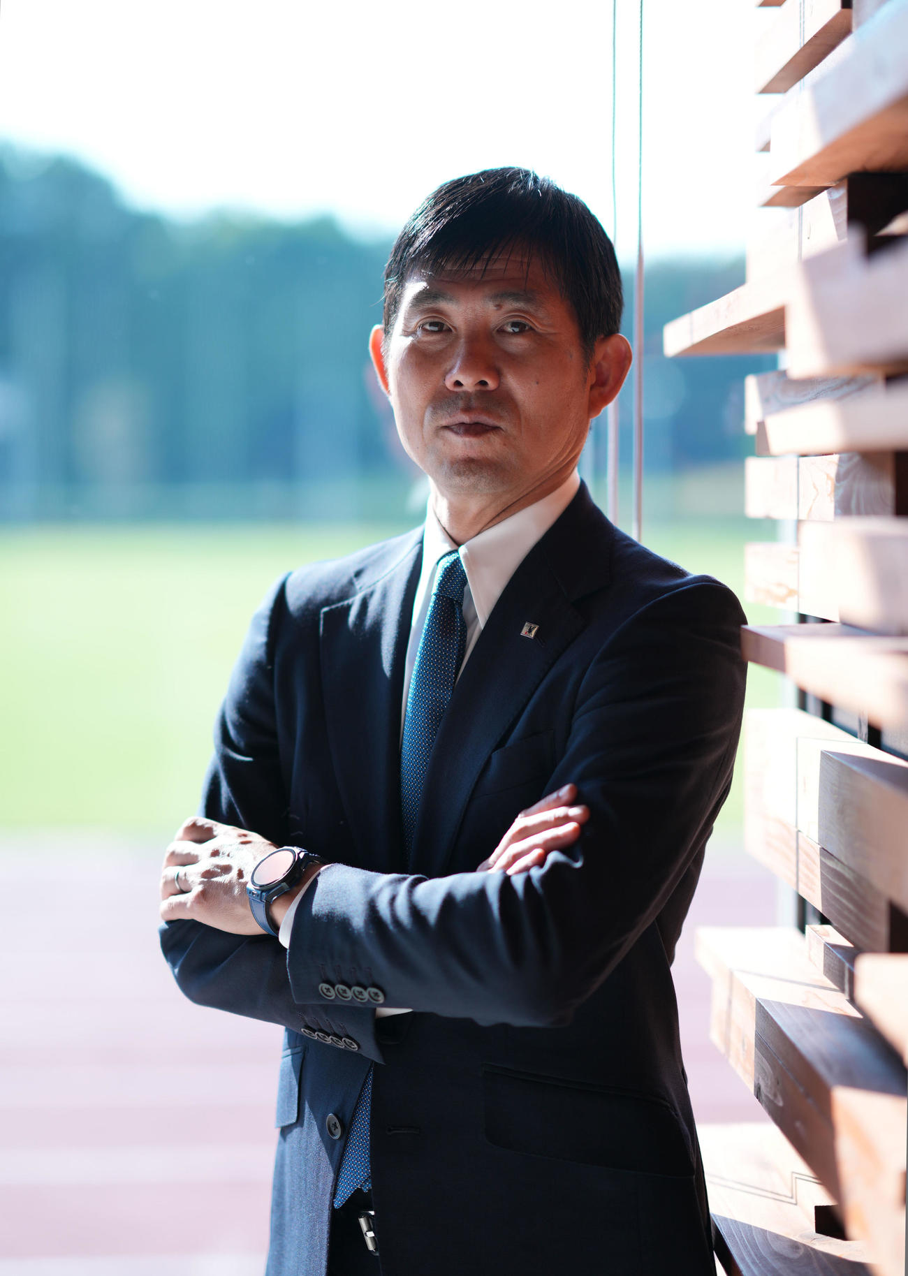 30年前のドーハの悲劇を振り返った後、落ち着いた表情でポーズを取る日本代表の森保監督（撮影・狩俣裕三）