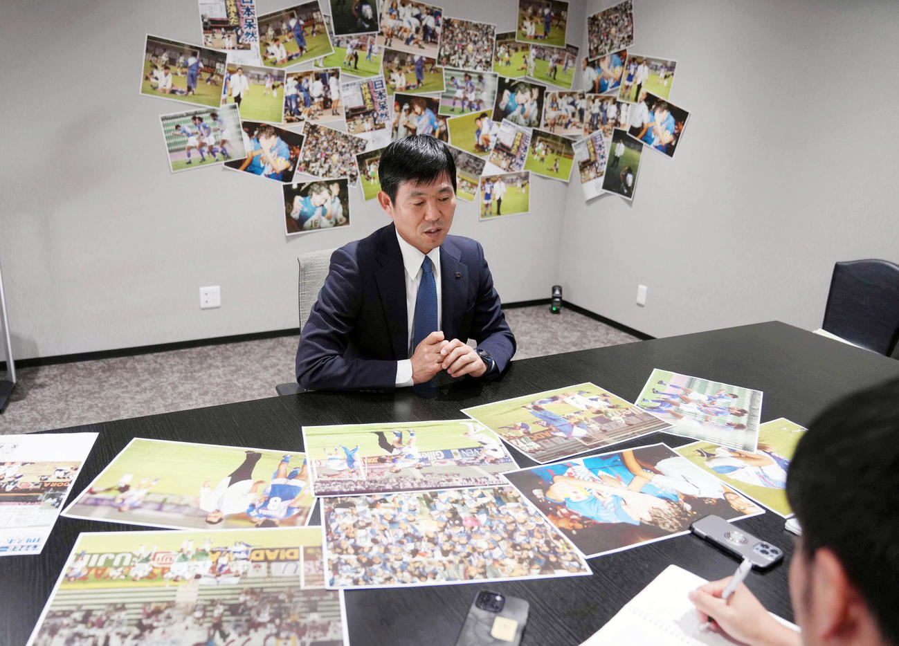 ドーハの悲劇から30年。当時の写真を見ながら振り返る日本代表の森保監督（撮影・狩俣裕三）