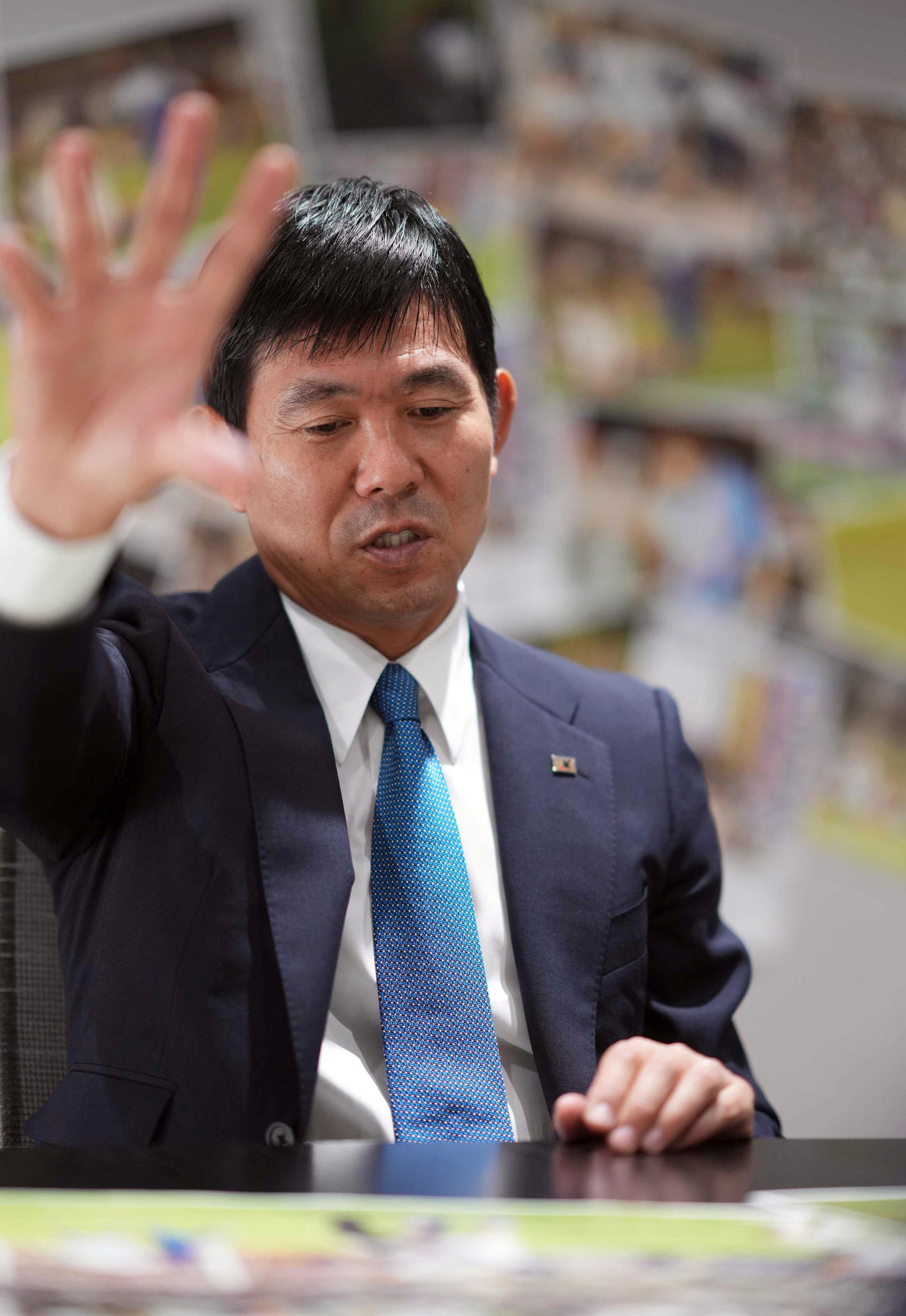 オフト監督の采配についても、監督目線で身ぶりを交え話をする日本代表の森保監督（撮影・狩俣裕三）