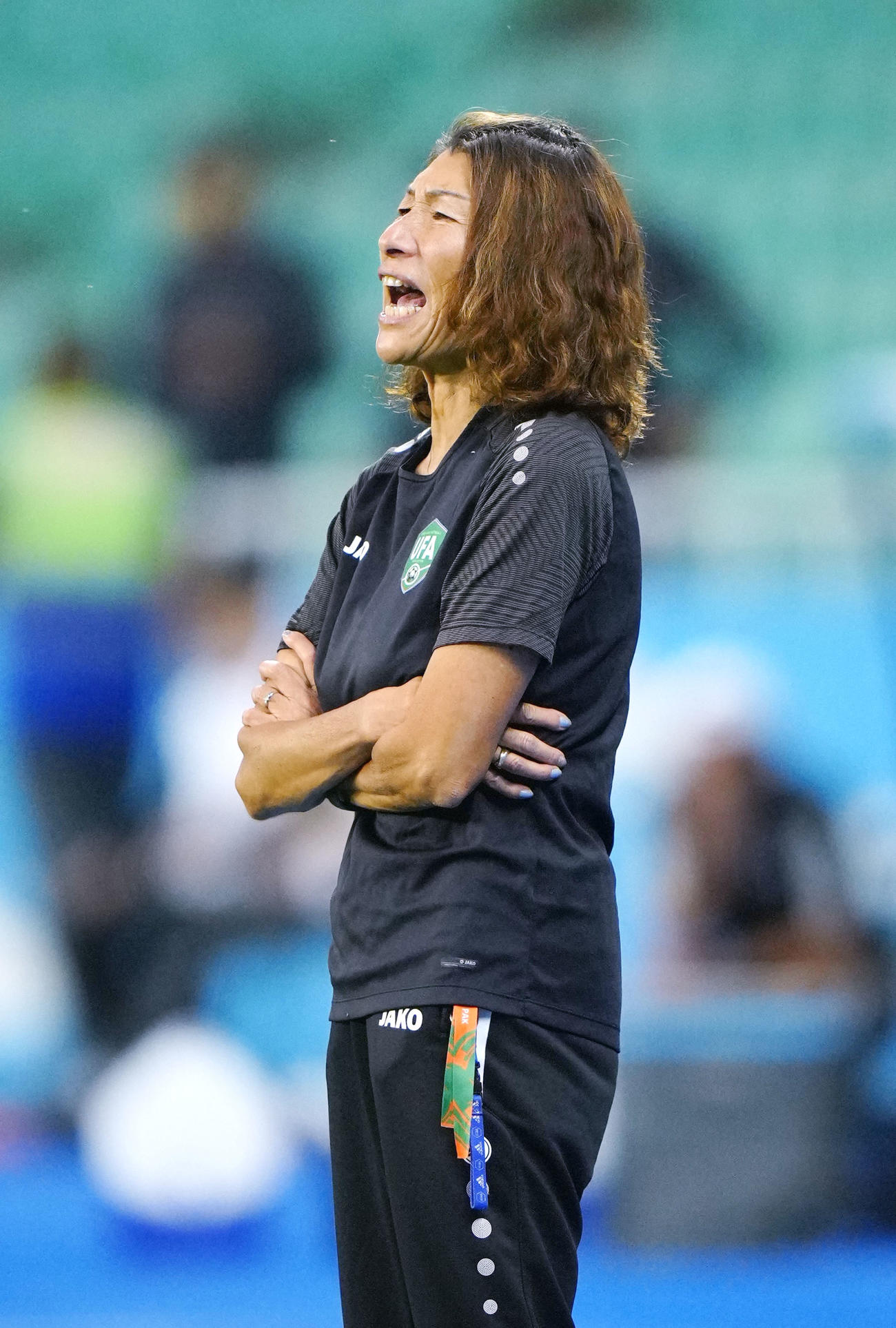 日本戦で指示を出すウズベキスタンの本田監督（共同）