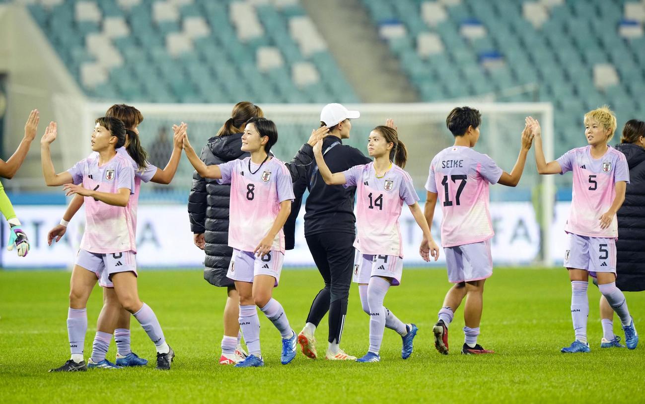 ウズベキスタンに勝利し、タッチを交わす長谷川（14）らなでしこジャパン（共同）