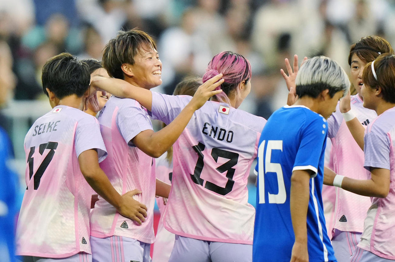 日本対ウズベキスタン　前半、先制ゴールを決め祝福される南（手前左から2人目）（共同）
