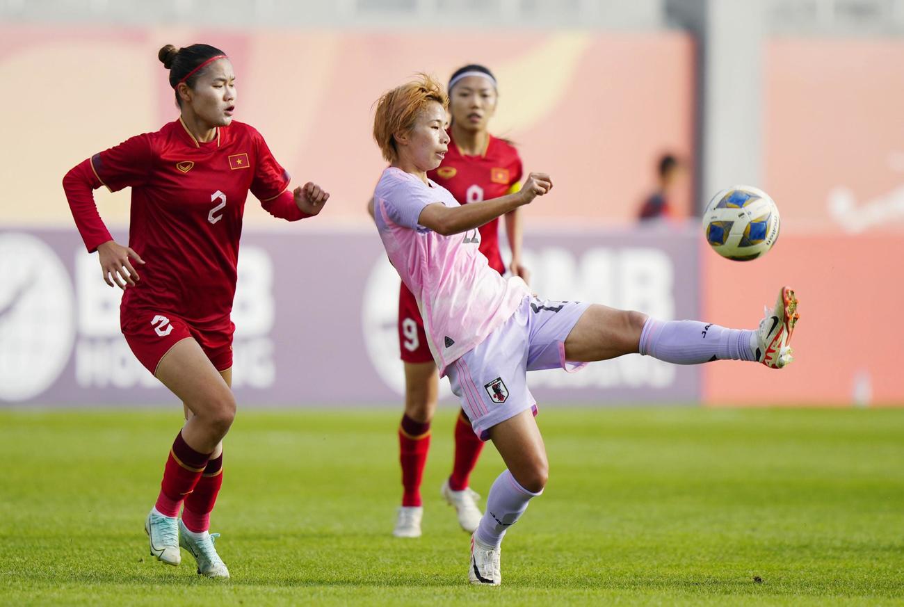 日本対ベトナム　前半、競り合う田中美（手前右）（共同）