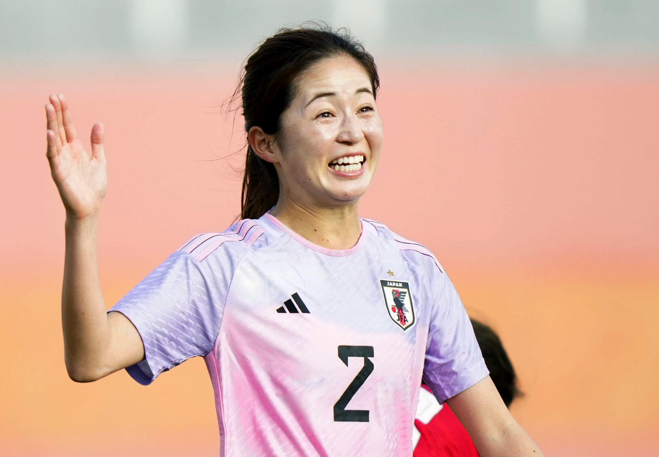 日本対ベトナム　前半、先制ゴールを決め喜ぶ清水（共同）