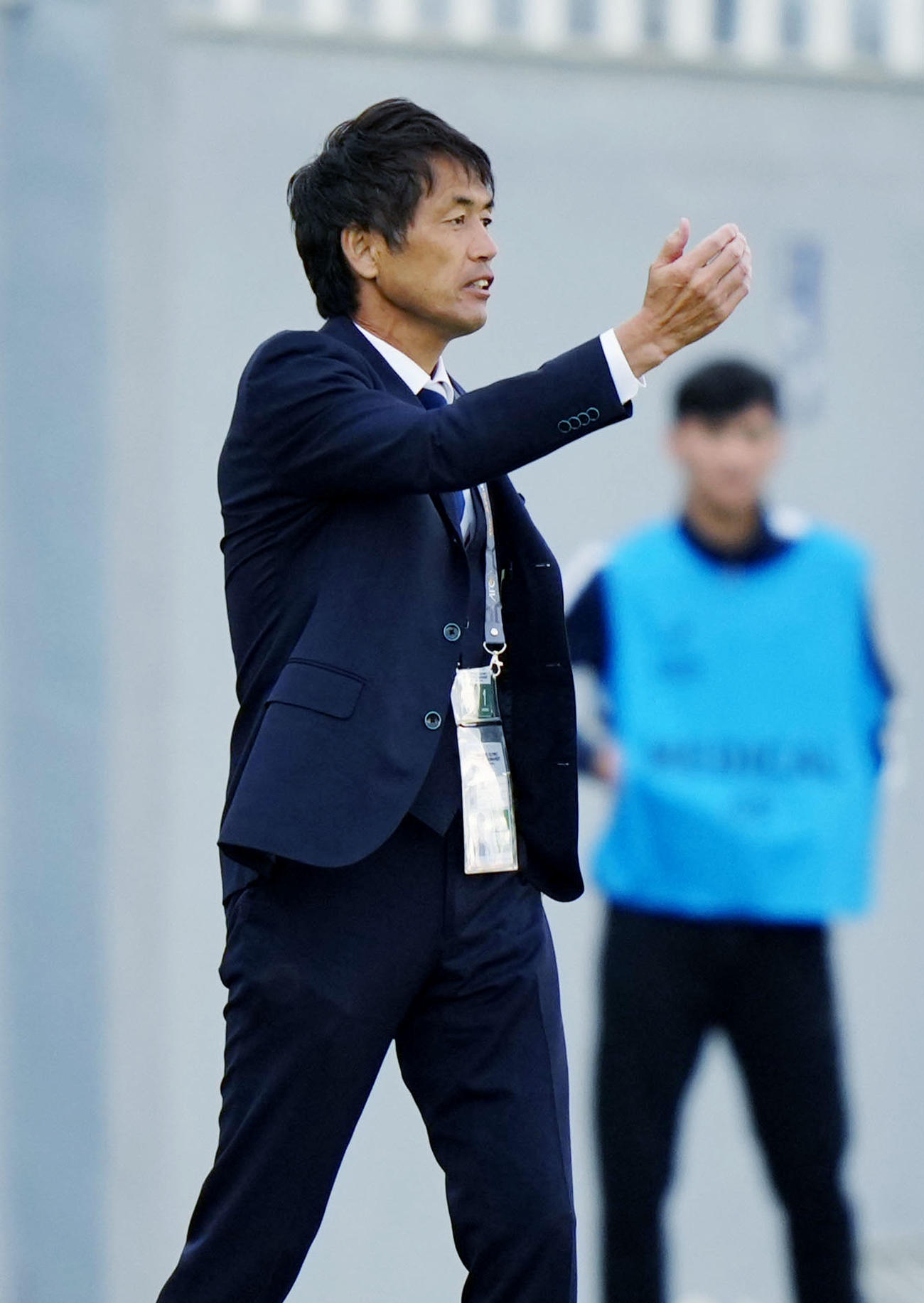 日本対ベトナム　後半、指示を出す池田監督（共同）