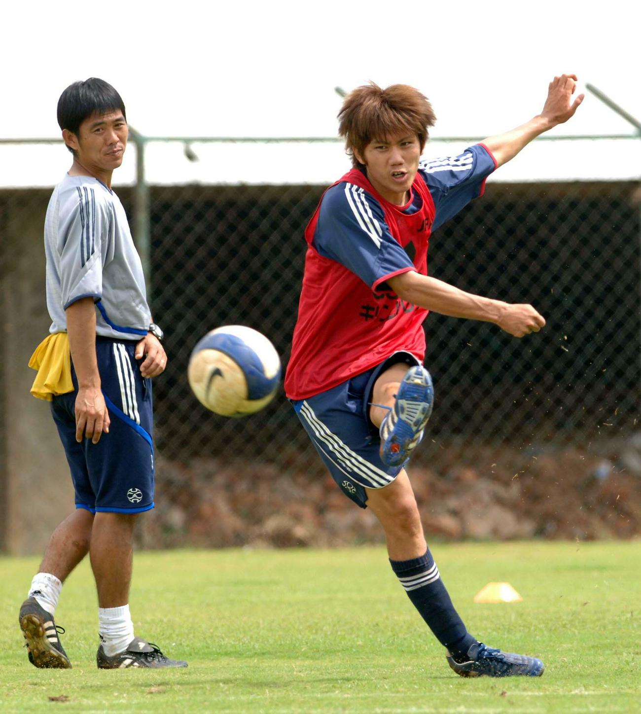 U－19日本代表練習　シュートを放つ柏木陽介　後方は森保一コーチ（2006年11月4日撮影）