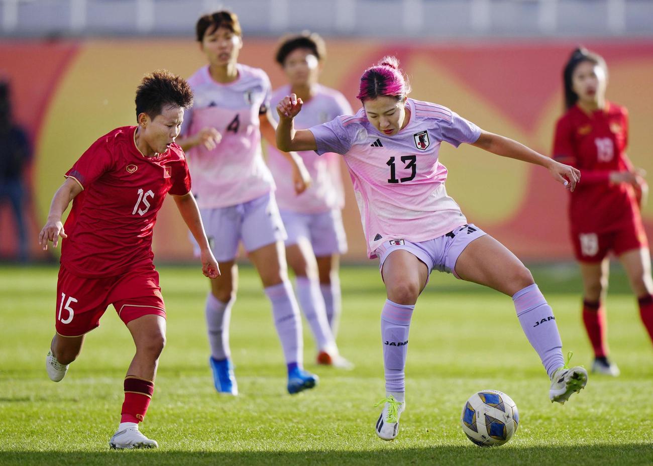 日本対ベトナム　前半、競り合う遠藤（右）（共同）
