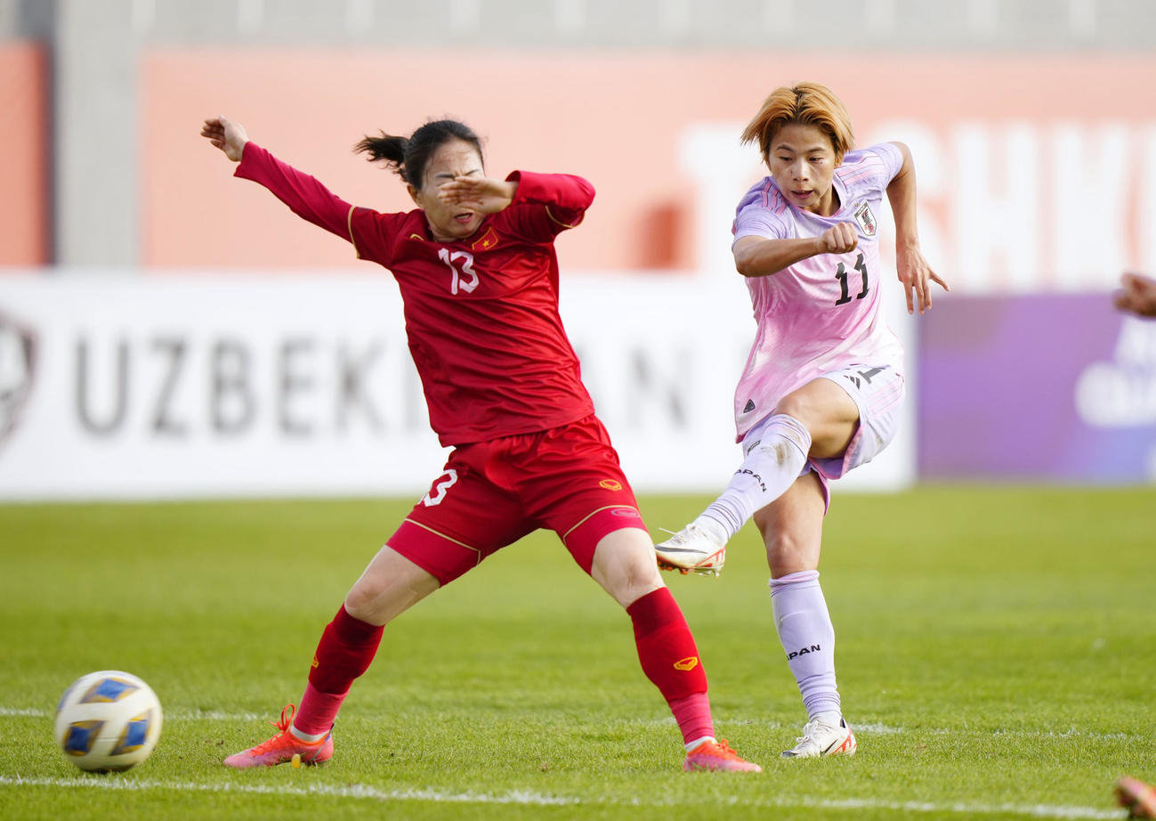 日本対ベトナム　前半、シュートを放つ田中美（右）（共同）
