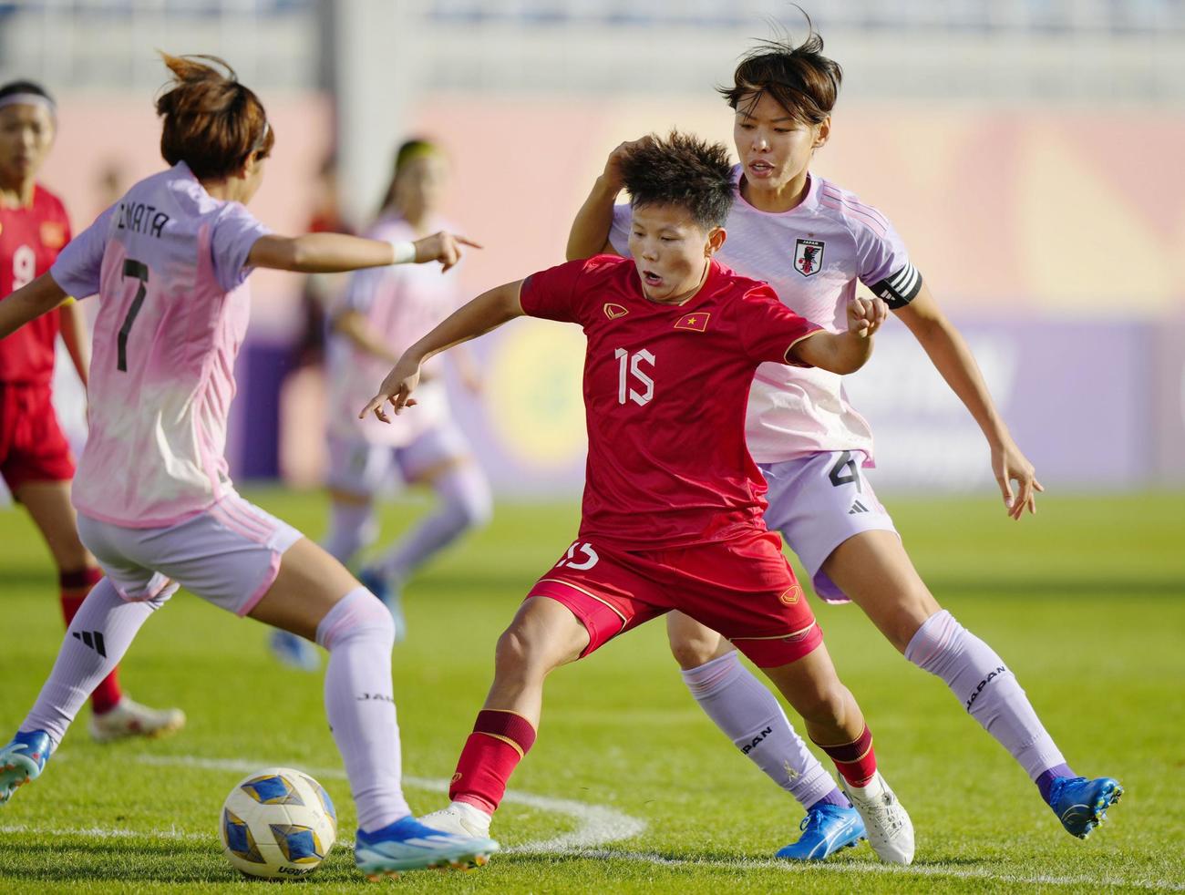 日本対ベトナム　前半、競り合う熊谷（右）（共同）