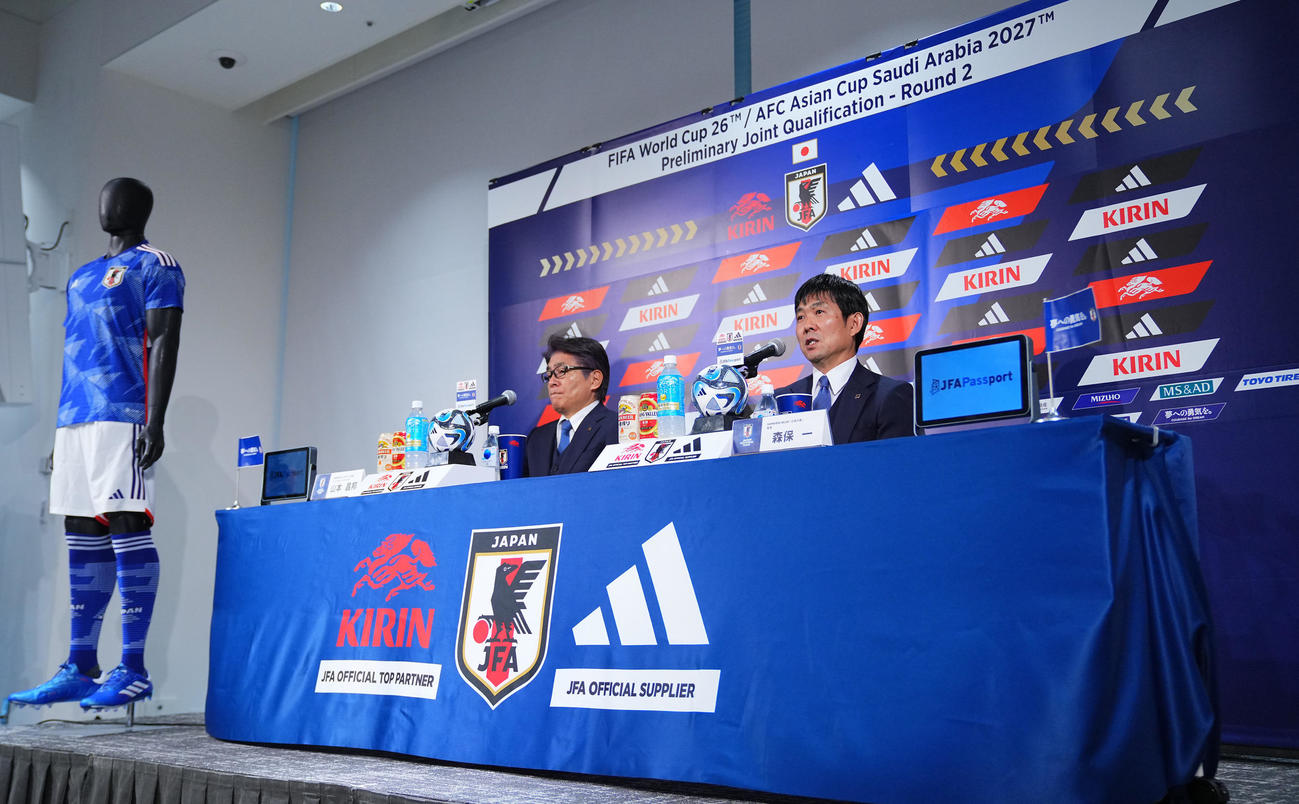 日本代表メンバーを発表し会見に臨む森保監督（右）と山本ナショナルチームダイレクター（撮影・垰建太）