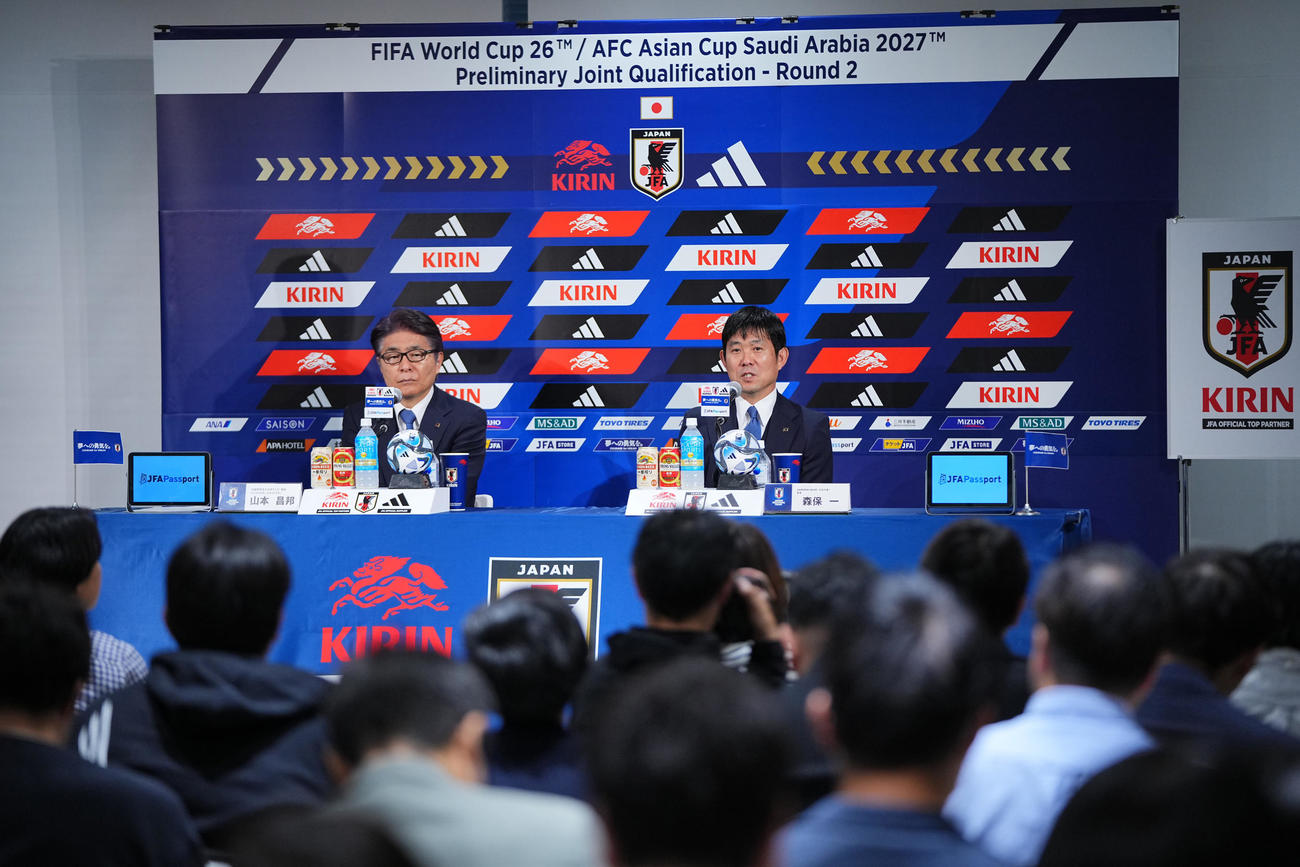日本代表メンバーを発表し会見に臨む森保監督（右）と山本ナショナルチームダイレクター（撮影・垰建太）