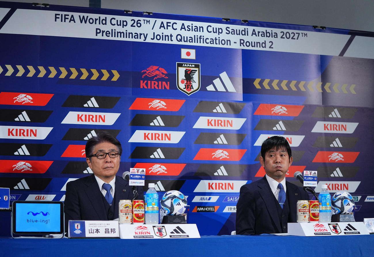 日本代表メンバーを発表し会見に臨む森保監督（右）と山本ナショナルチームダイレクター（撮影・垰建太）