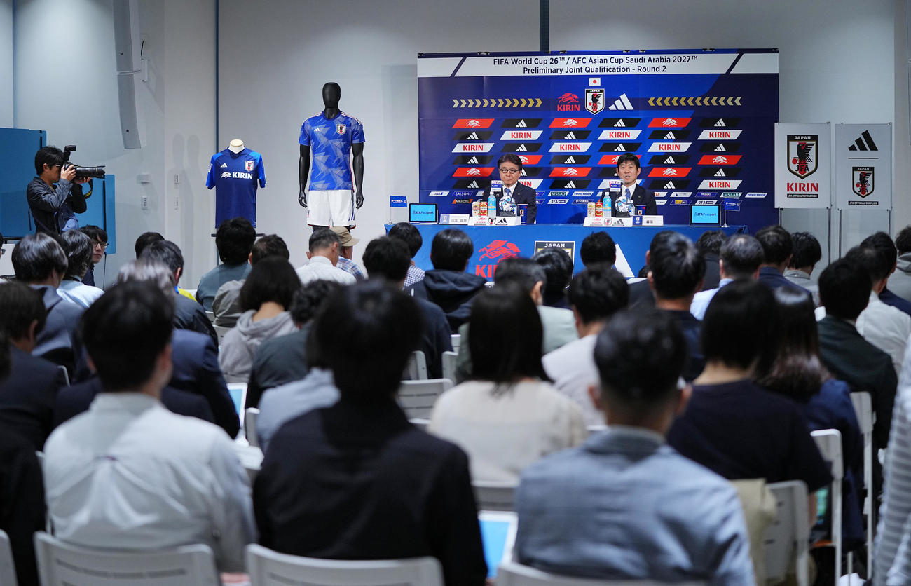 日本代表メンバーを発表し会見に臨む森保監督（右）と山本ナショナルチームダイレクター（撮影・垰建太）