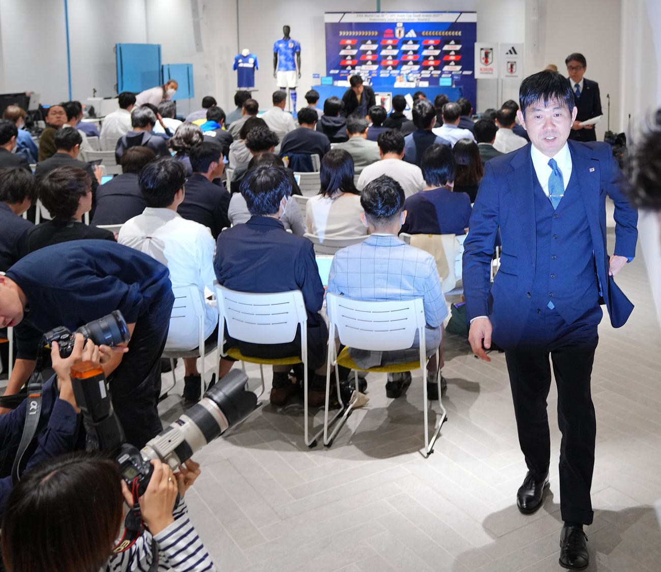 会見を終え引き揚げる日本代表森保監督（右）（撮影・垰建太）