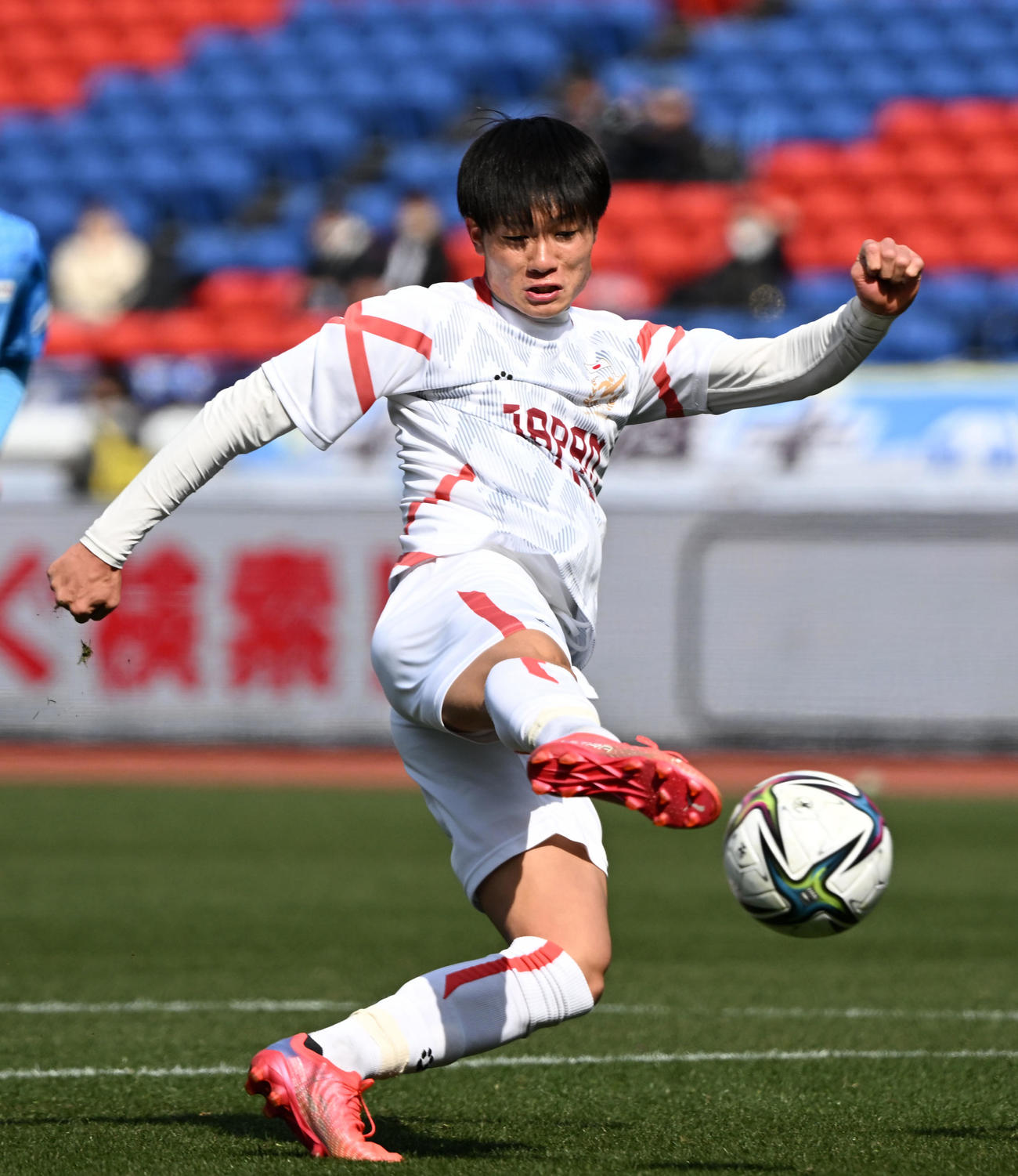 22年2月、川崎F・U－18対日本高校選抜　シュート放つ日本高校選抜・福田