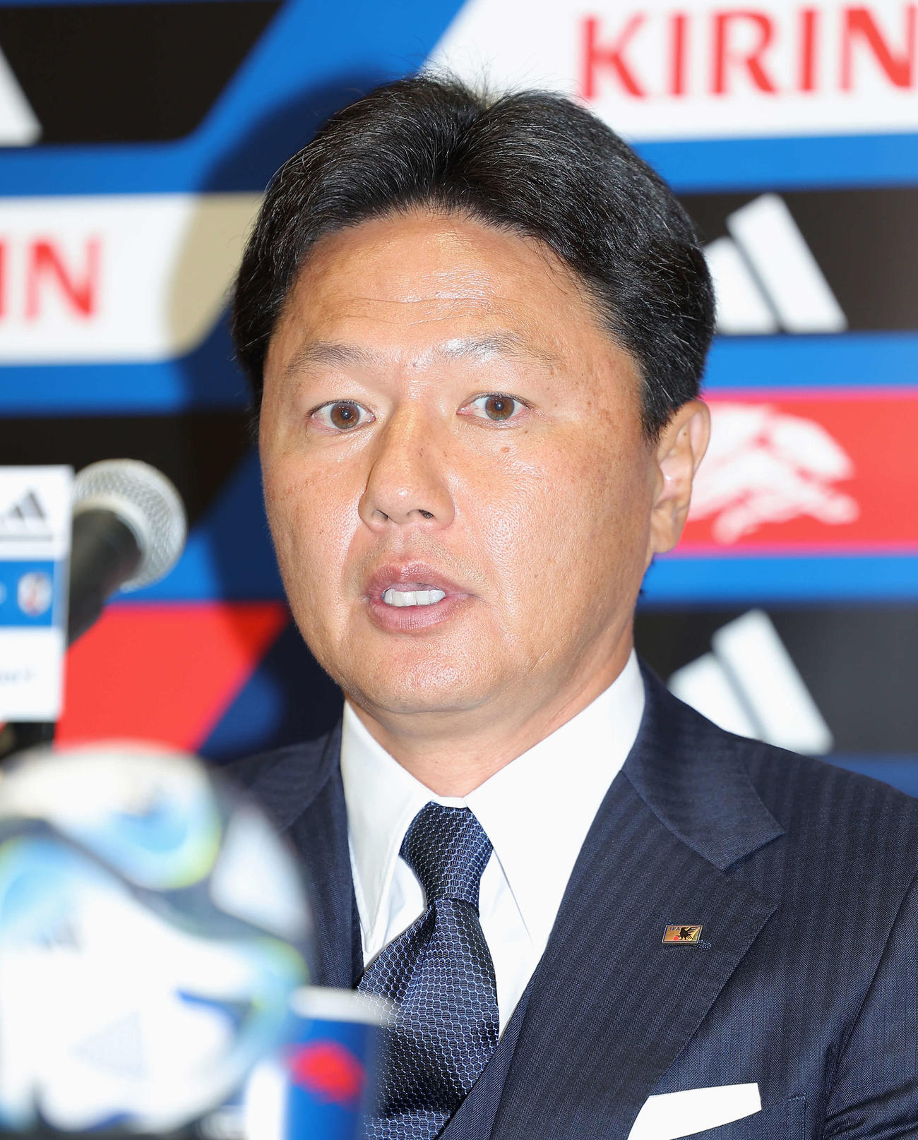 記者の質問に答えるU－22日本代表大岩監督（撮影・河田真司）
