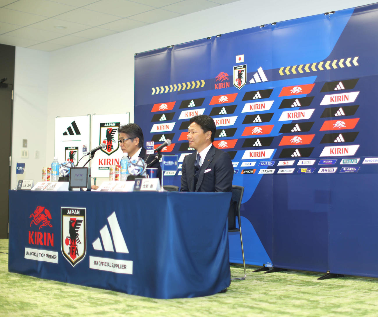 記者の質問に答えるU－22日本代表大岩監督（右）とJFA山本ナショナルチームダイレクター（撮影・河田真司）