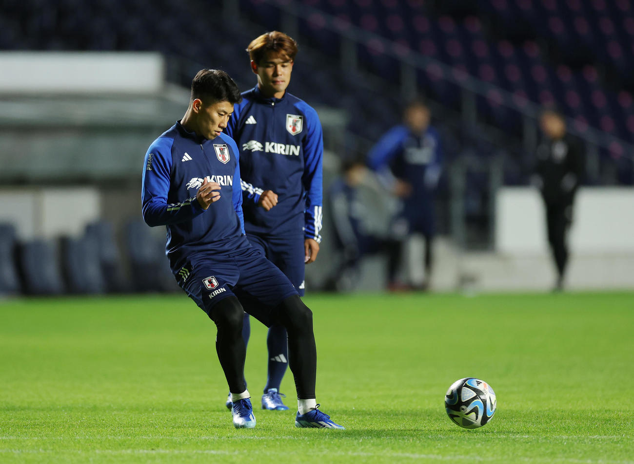 日本代表に合流し、ミャンマー戦に向け調整する細谷（手前）と佐野（撮影・前田充）