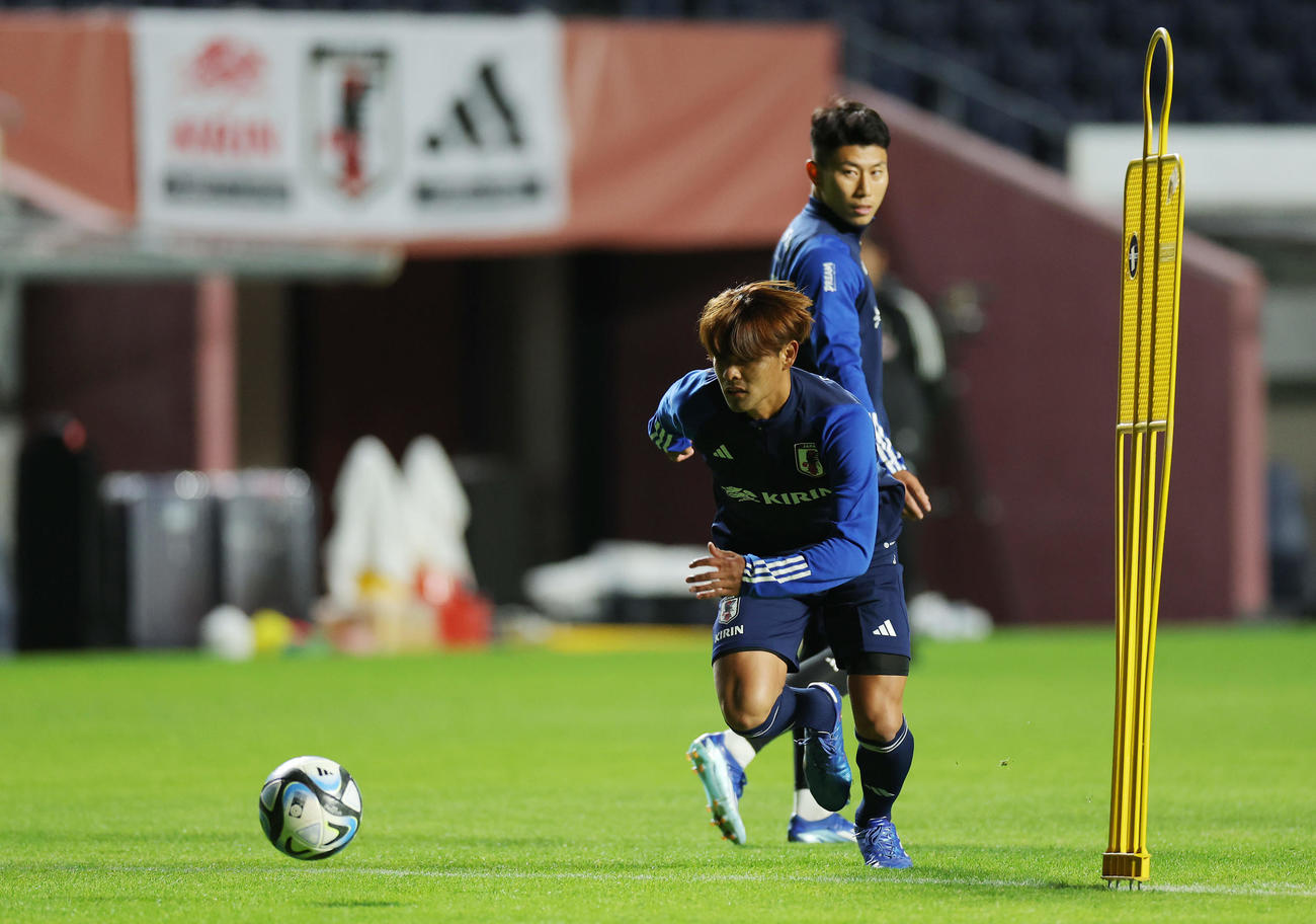 日本代表に合流し、ミャンマー戦に向け調整する佐野（手前）と細谷（撮影・前田充）