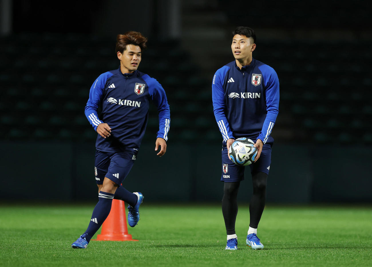 日本代表に合流し、ミャンマー戦に向け調整する佐野（左）と細谷（撮影・前田充）