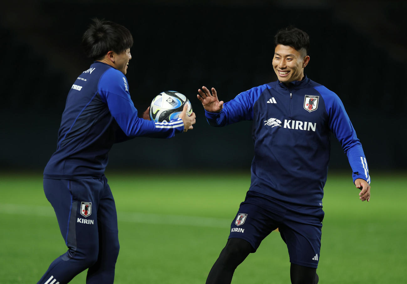 日本代表に合流し、ミャンマー戦に向け調整する細谷。左は相馬（撮影・前田充）