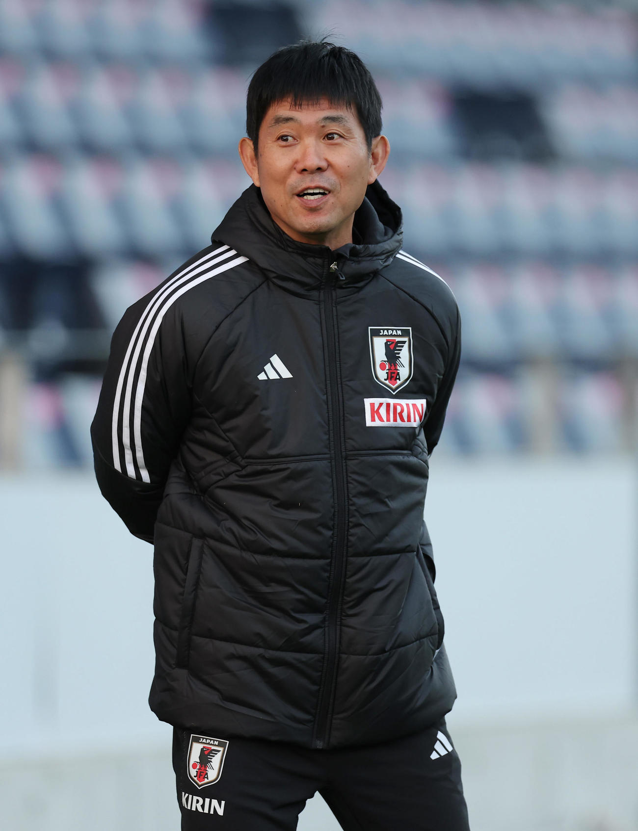 練習前、笑顔を見せる森保監督（撮影・前田充）