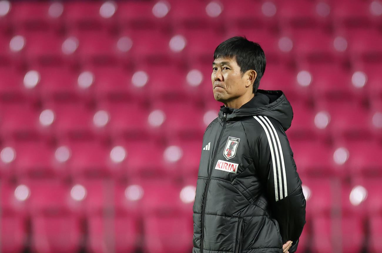 練習を見守る森保監督（左）（撮影・前田充）