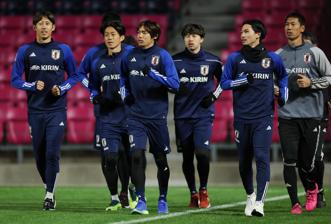 ミャンマー戦に向け調整する、左から伊藤洋、毎熊、伊東純、中山、南野、GK前川（撮影・前田充）
