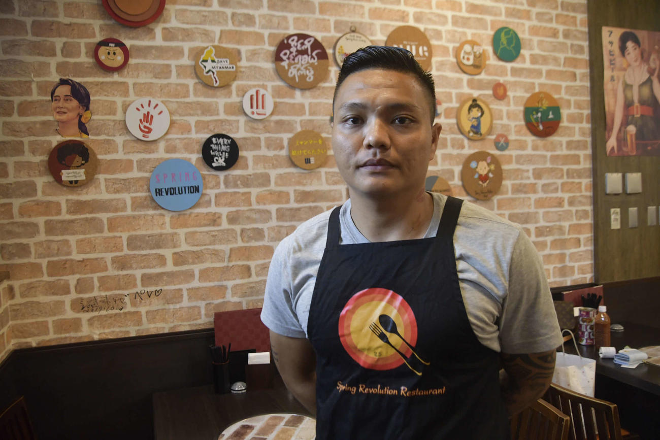 東京・日暮里のミャンマー料理店「SRR」のスタッフを担う元代表GKピエ・リヤン・アウン（撮影・平山連）