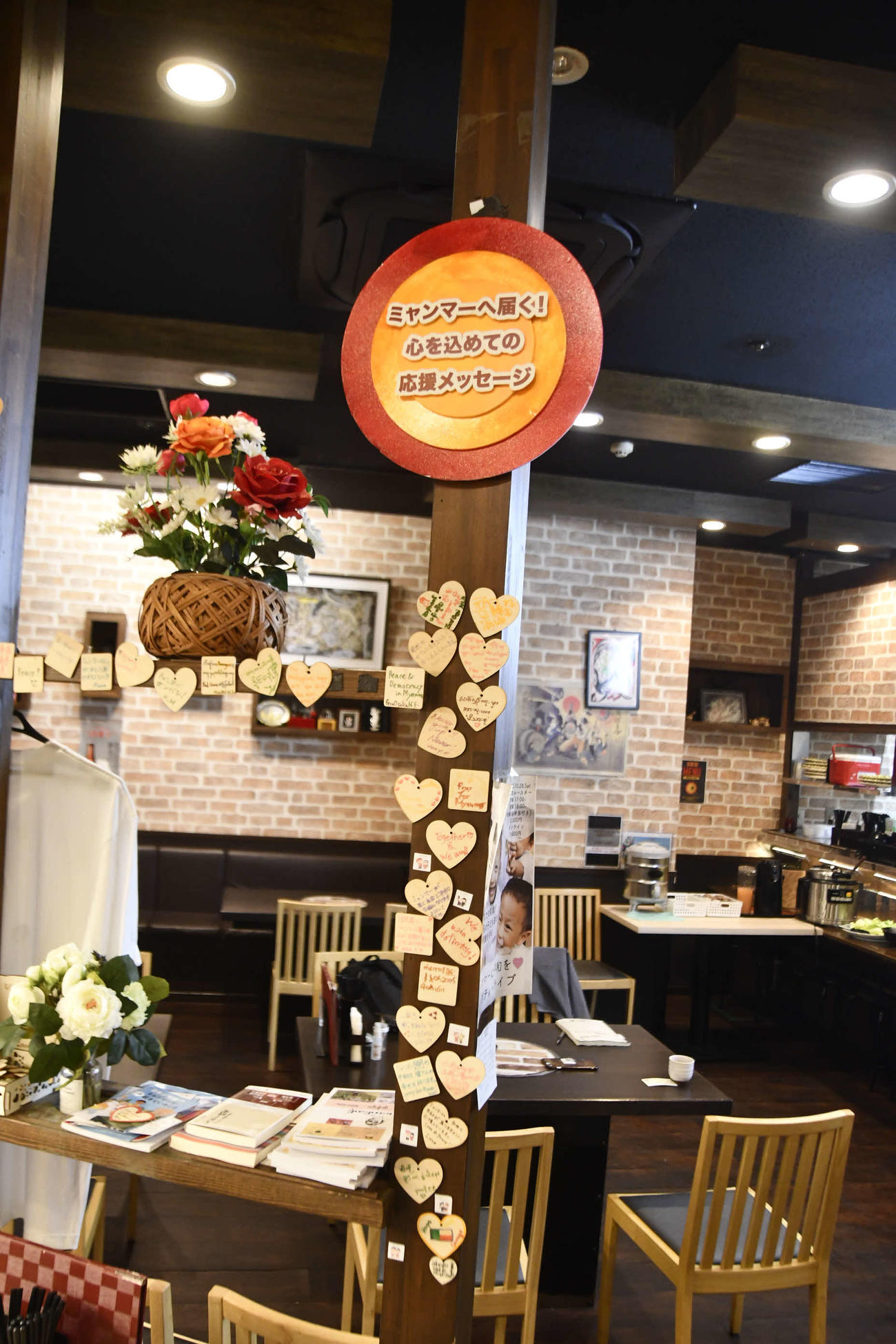 元ミャンマー代表GKピエ・リヤン・アウンがスタッフとして務める東京・日暮里の料理店「SRR」に掲げられたミャンマーへの応援ボード（撮影・平山連）