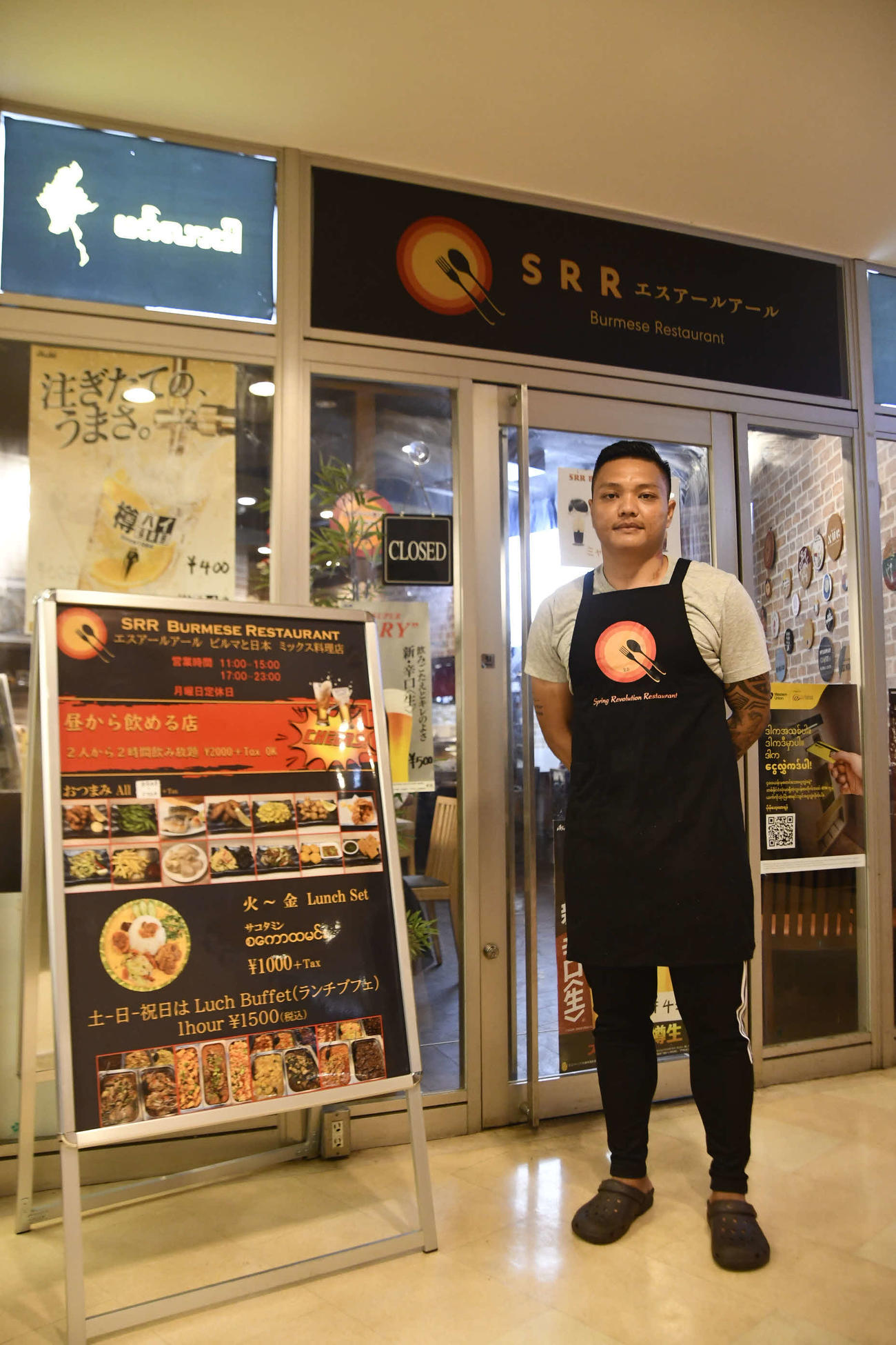 東京・日暮里のミャンマー料理店「SRR」のスタッフを担う元代表GKピエ・リヤン・アウン氏（撮影・平山連）
