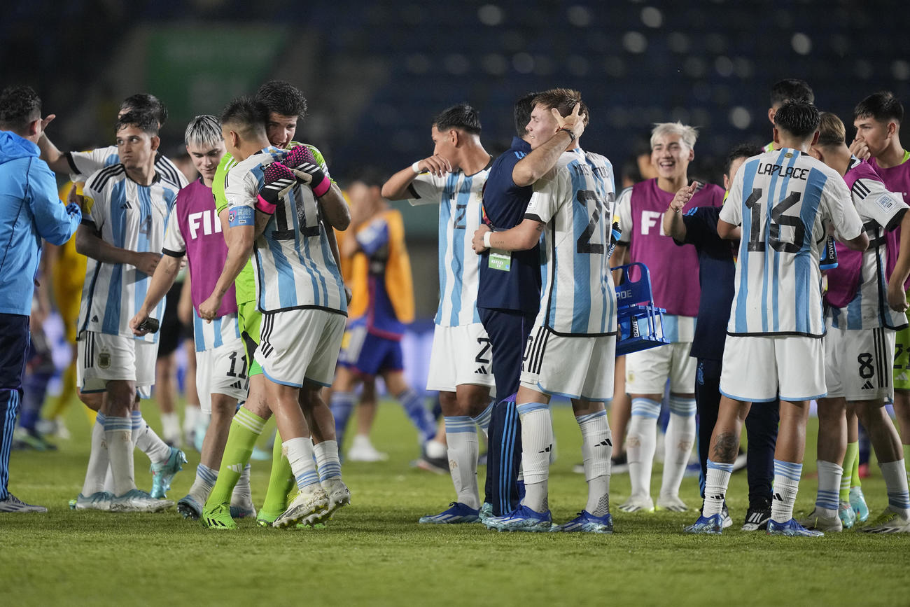 日本に勝利し喜ぶアルゼンチン代表（AP）