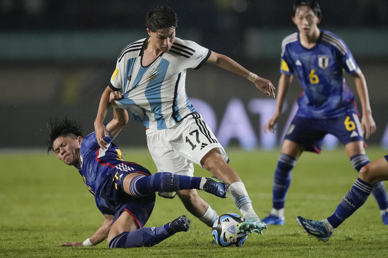 日本DF柴田翔太郎がアルゼンチンMFアクーニャと激しくボールを競り合う（AP）