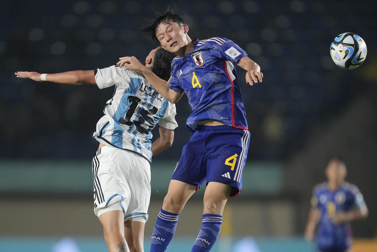 アルゼンチン代表MFラプラス（左）と競り合う日本代表DF土屋（AP）