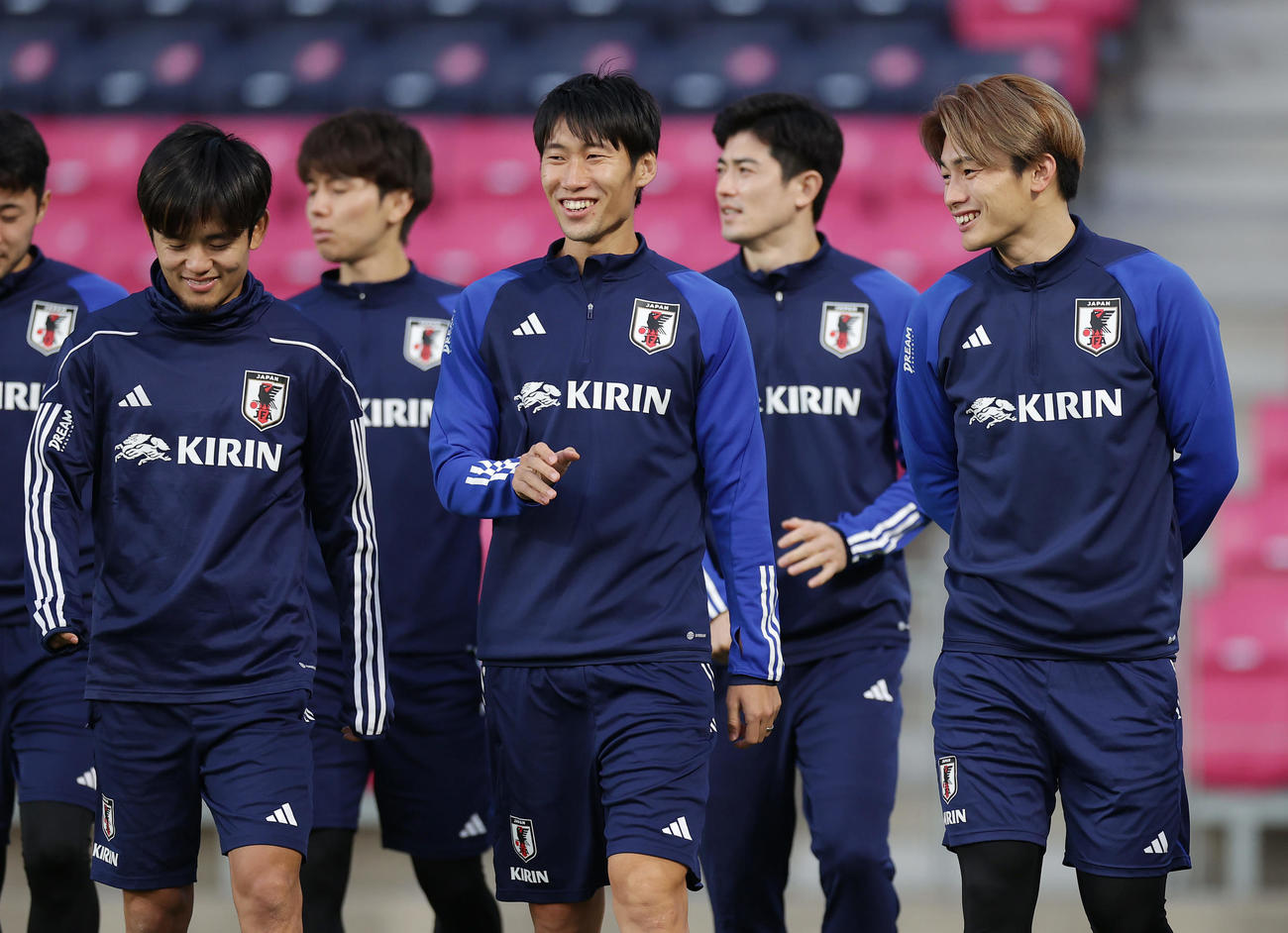 ミャンマー戦に向け調整する、手前左から久保、鎌田、上田（撮影・前田充）