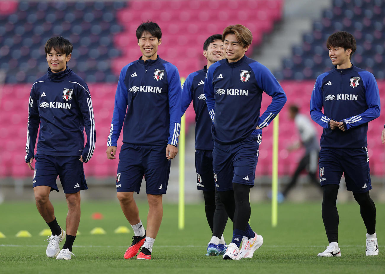 ミャンマー戦に向け調整する、左から久保、鎌田、菅原、上田、田中（撮影・前田充）